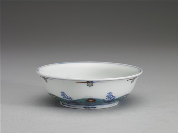 鬥彩梅花淺碗