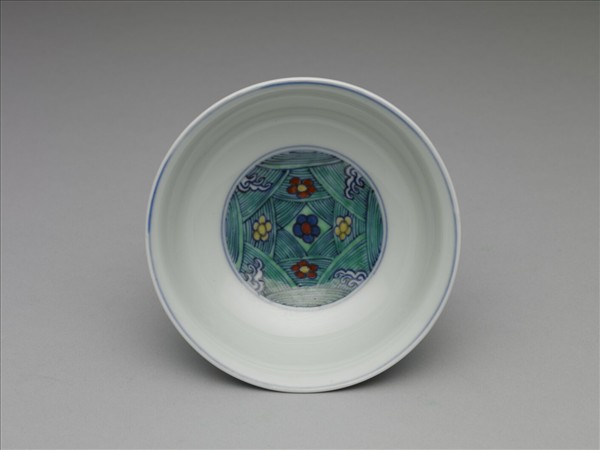 鬥彩梅花淺碗