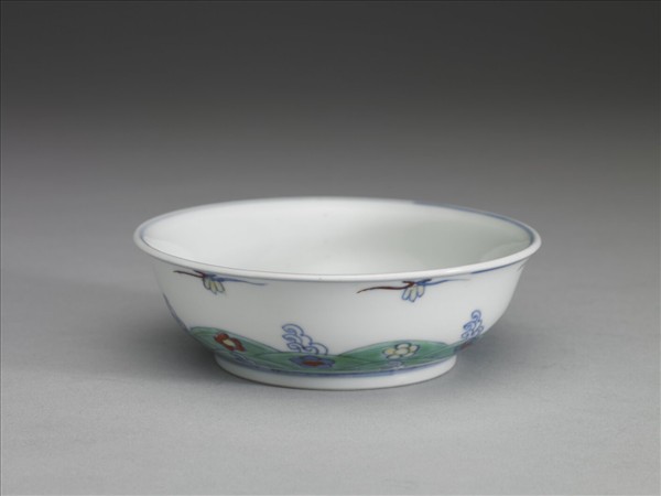 鬥彩梅花淺碗