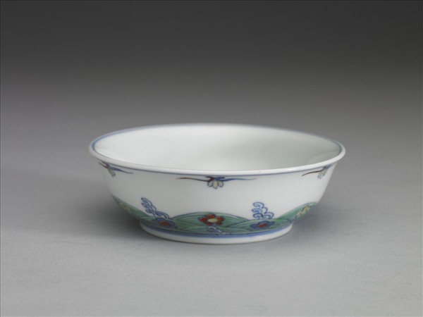 鬥彩梅花淺碗