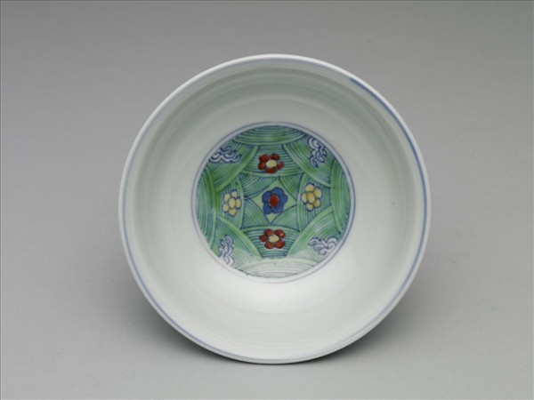 鬥彩梅花淺碗