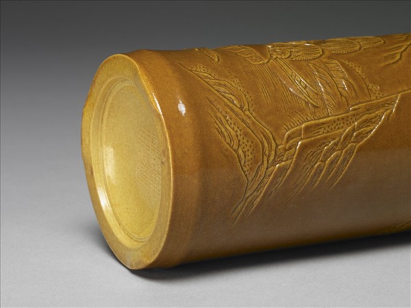 紫金釉雕刻山水筆筒