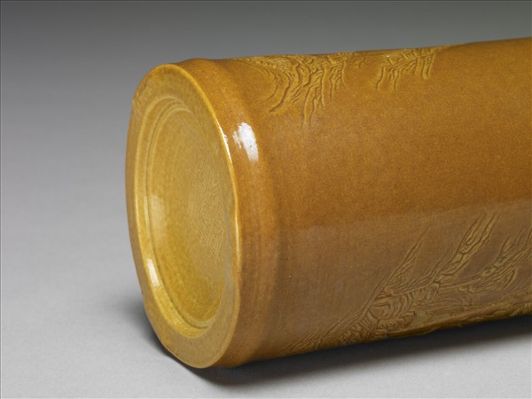 紫金釉雕刻山水筆筒