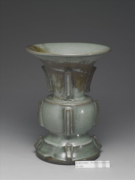 鈞窯 月白釉出戟尊