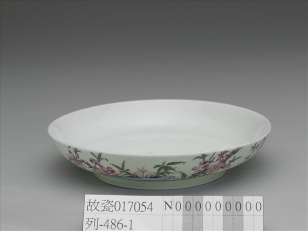 琺瑯彩瓷綠地桃竹碟