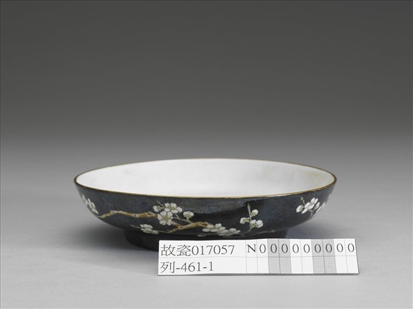 琺瑯彩黑地白梅圖碟