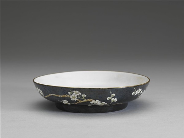 琺瑯彩黑地白梅圖碟