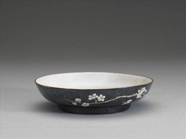 琺瑯彩黑地白梅圖碟