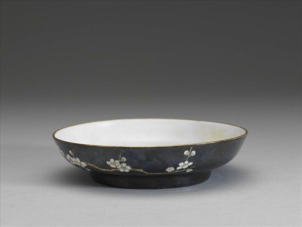 琺瑯彩黑地白梅圖碟