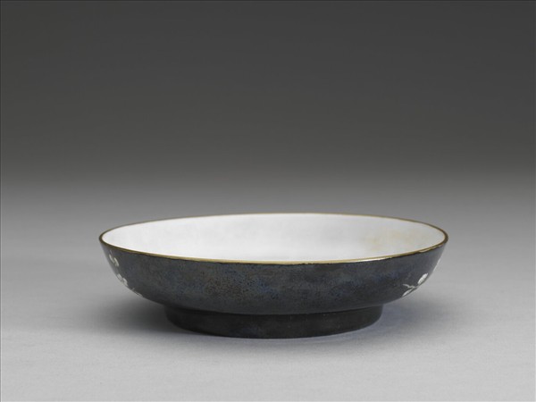 琺瑯彩黑地白梅圖碟