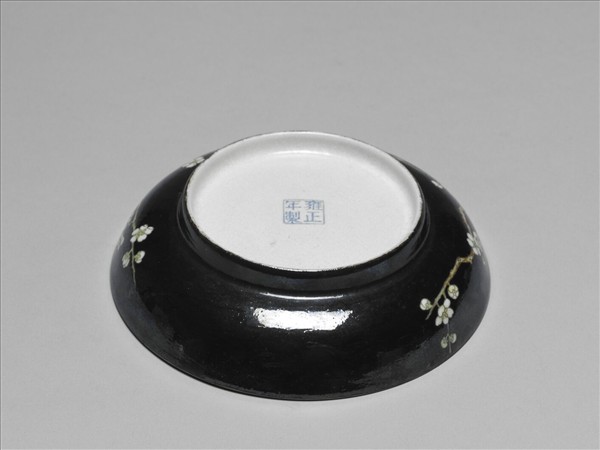 琺瑯彩黑地白梅圖碟