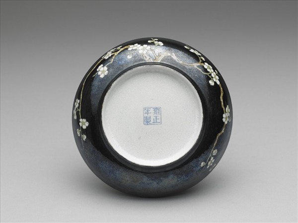 琺瑯彩黑地白梅圖碟