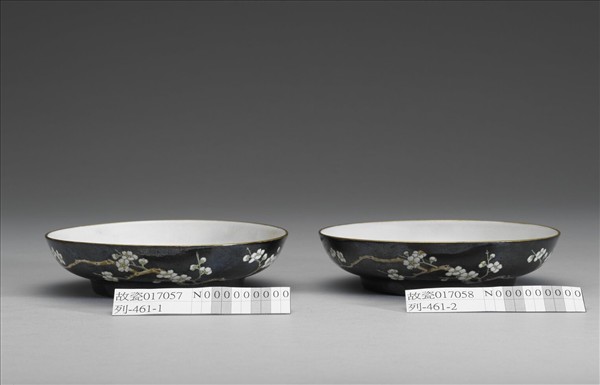 琺瑯彩黑地白梅圖碟