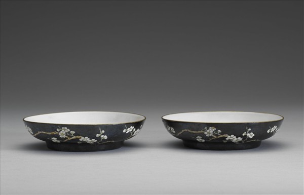 琺瑯彩黑地白梅圖碟