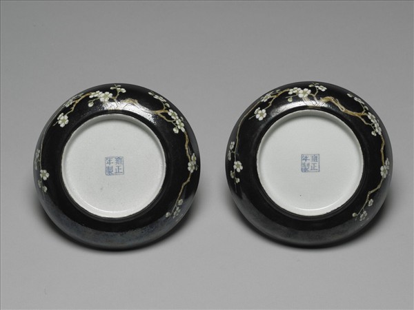 琺瑯彩黑地白梅圖碟