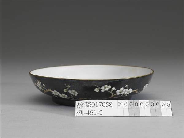 琺瑯彩黑地白梅圖碟