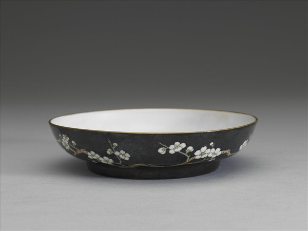 琺瑯彩黑地白梅圖碟