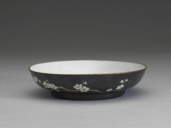 琺瑯彩黑地白梅圖碟