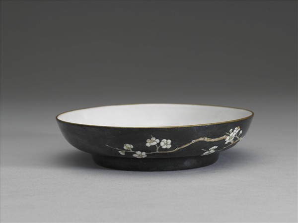 琺瑯彩黑地白梅圖碟