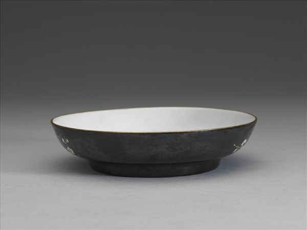 琺瑯彩黑地白梅圖碟