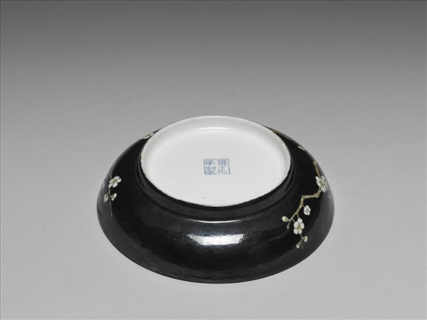 琺瑯彩黑地白梅圖碟