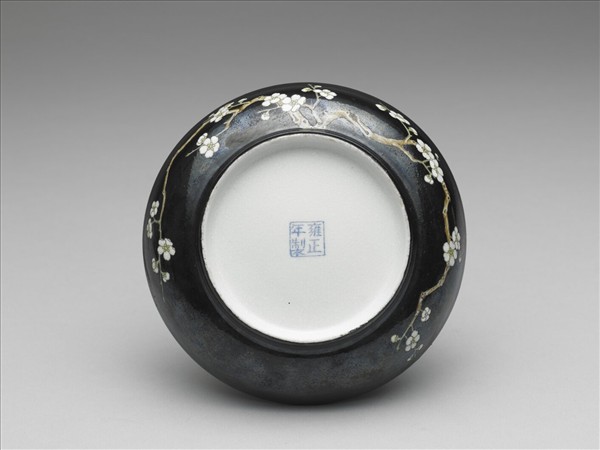 琺瑯彩黑地白梅圖碟