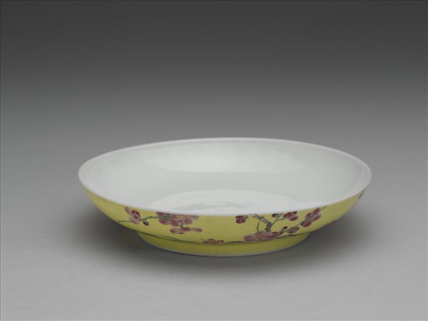 琺瑯彩黃地梅竹紋碟