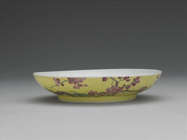 琺瑯彩黃地梅竹紋碟