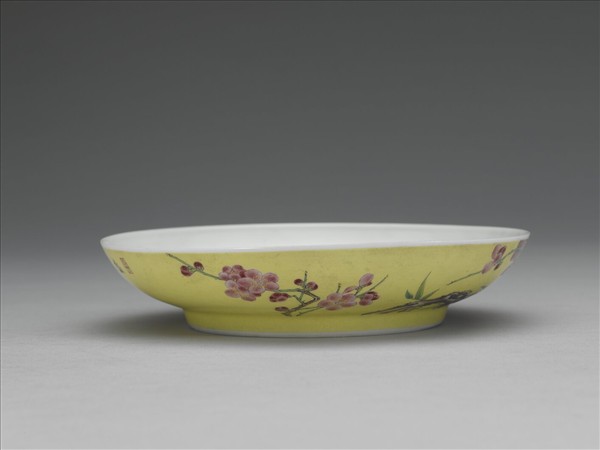 琺瑯彩黃地梅竹紋碟