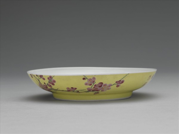 琺瑯彩黃地梅竹紋碟