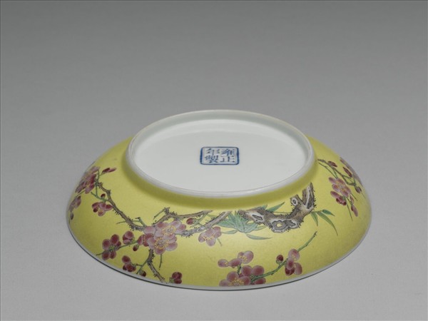 琺瑯彩黃地梅竹紋碟