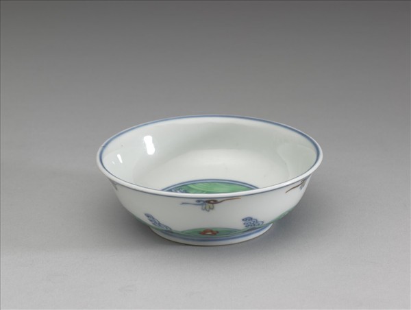鬥彩梅花淺碗