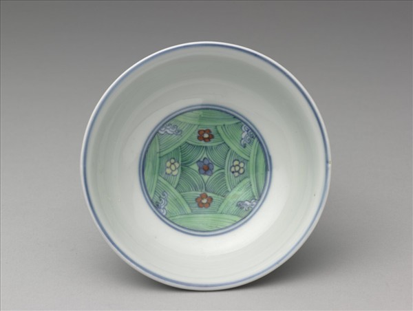 鬥彩梅花淺碗