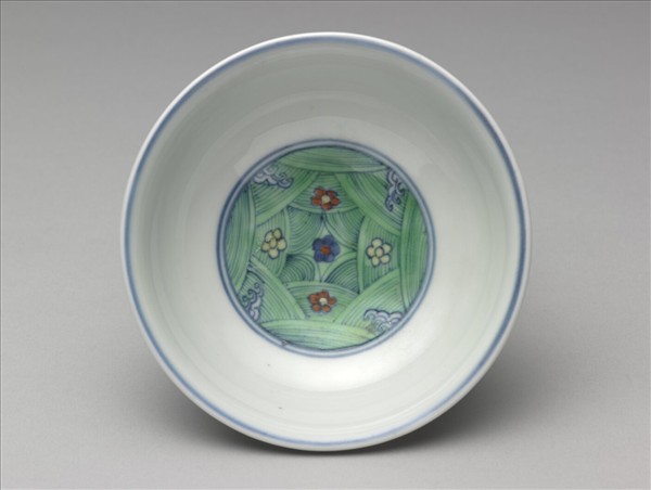 鬥彩梅花淺碗