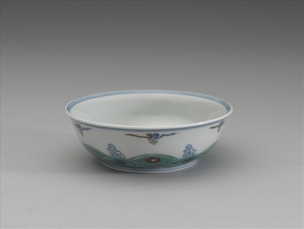 鬥彩梅花淺碗