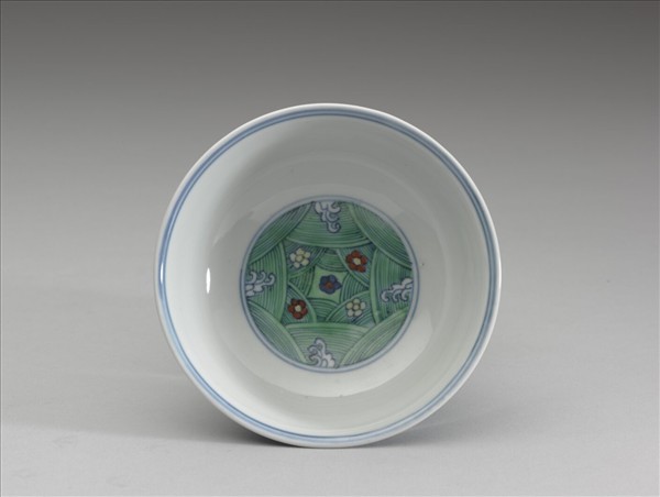 鬥彩梅花淺碗