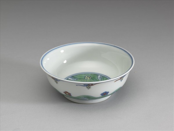 鬥彩梅花淺碗