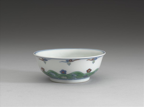 鬥彩梅花淺碗