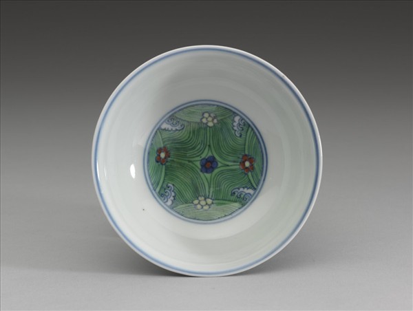 鬥彩梅花淺碗