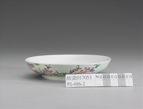 琺瑯彩綠地桃竹圖碟