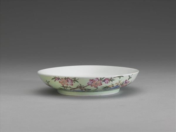 琺瑯彩綠地桃竹圖碟