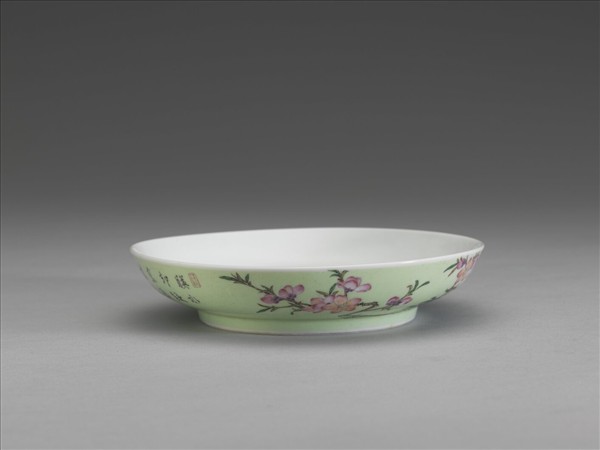 琺瑯彩綠地桃竹圖碟