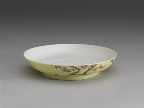 琺瑯彩黃地梅花紋碟