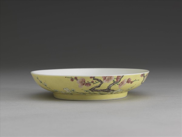 琺瑯彩黃地梅花紋碟