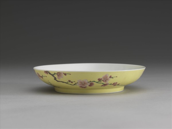 琺瑯彩黃地梅花紋碟