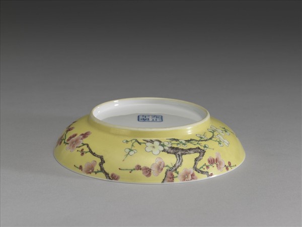 琺瑯彩黃地梅花紋碟