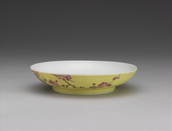 琺瑯彩黃地梅竹紋碟