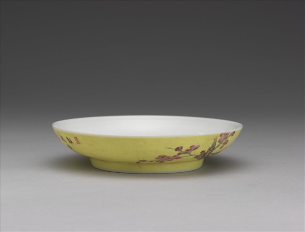 琺瑯彩黃地梅竹紋碟