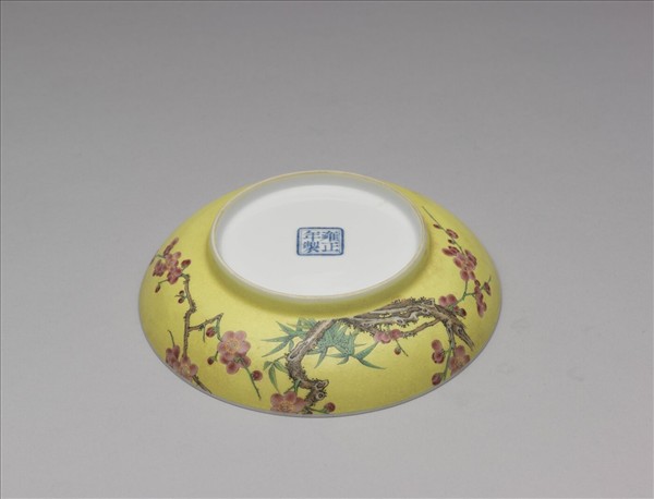 琺瑯彩黃地梅竹紋碟
