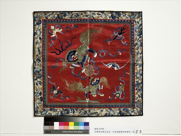 雙獅戲繡球紅緞精繡